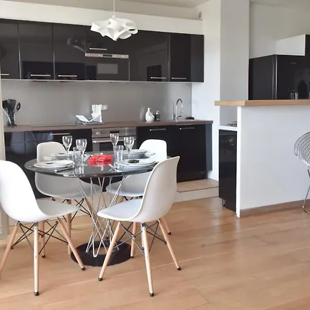 1-br Sea View Steps From Beaches Apartmán
