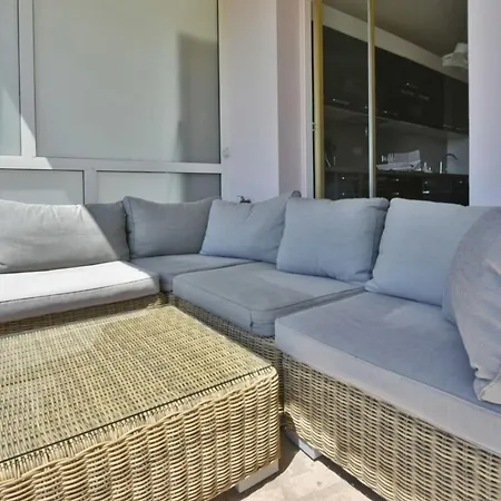 1-br Sea View Steps From Beaches شقة