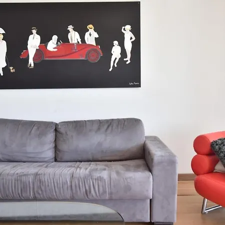 1-br Sea View Steps From Beaches شقة *