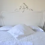 1-br Sea View Steps From Beaches Apartament