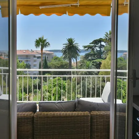 Apartment 1-br Sea View Steps From Beaches
