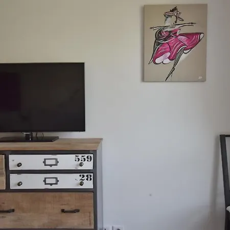 1-br Sea View Steps From Beaches Appartement